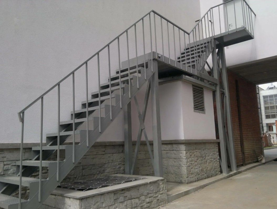 Техническая стальная лестница